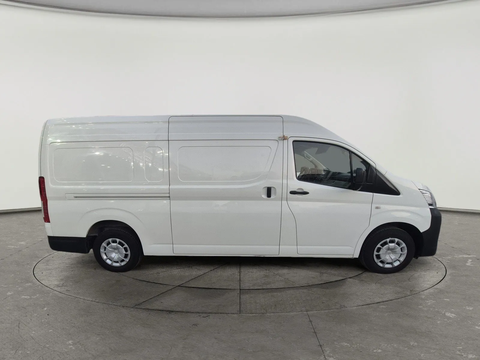 Toyota Hiace بضاعة سقف عالي 2022