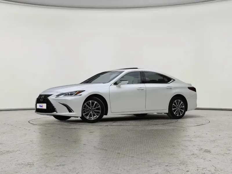 Lexus ES 2025
