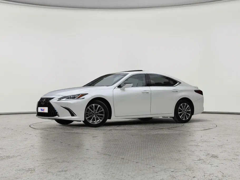 Lexus ES 300 AH Hybrid 2025