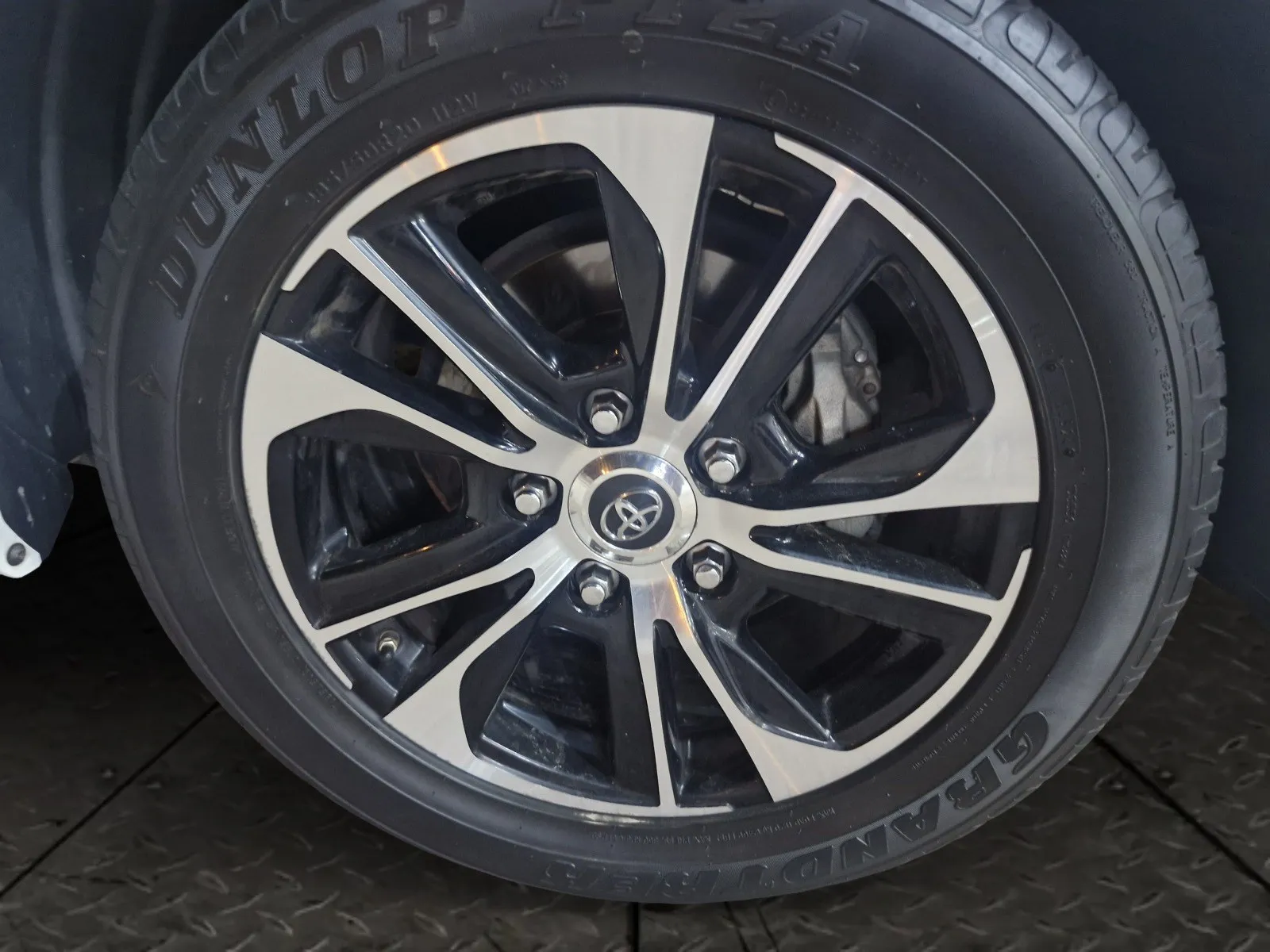 Toyota Land Cruiser Grand Touring 2021