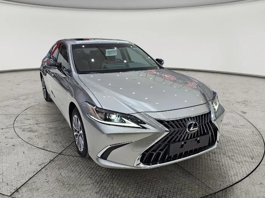 Lexus ES 300 AH Hybrid 2025