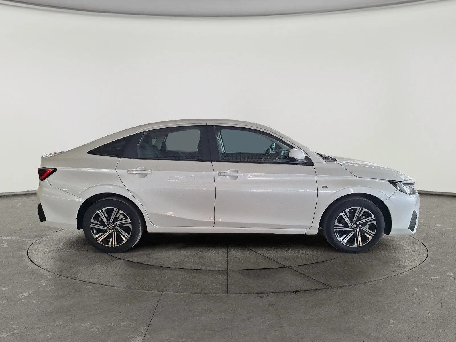 Toyota Yaris Y Plus 2024