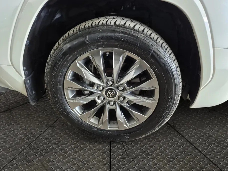 Toyota Land Cruiser VX 2023