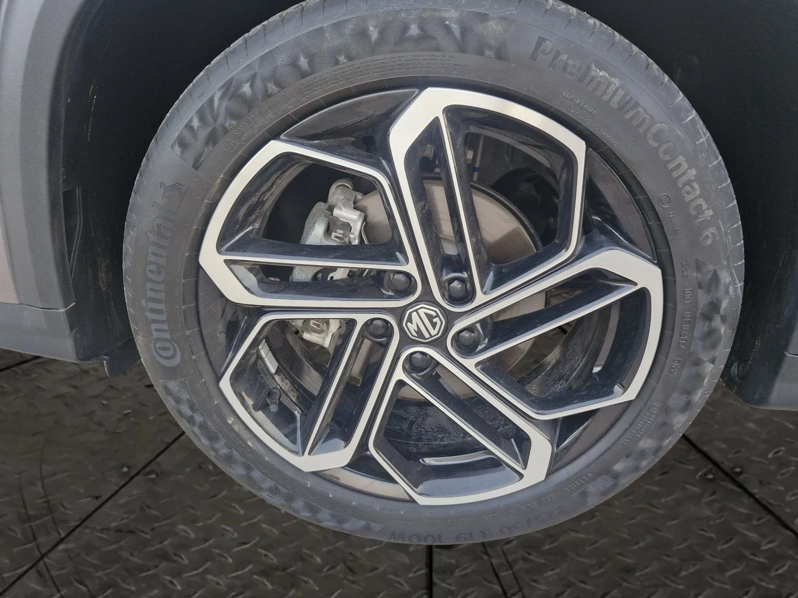MG One LUX 2023